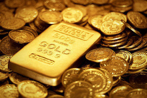 золотые монеты и слиток